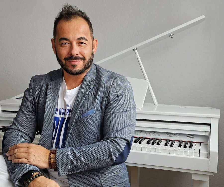 Samuel Vallée devant son piano